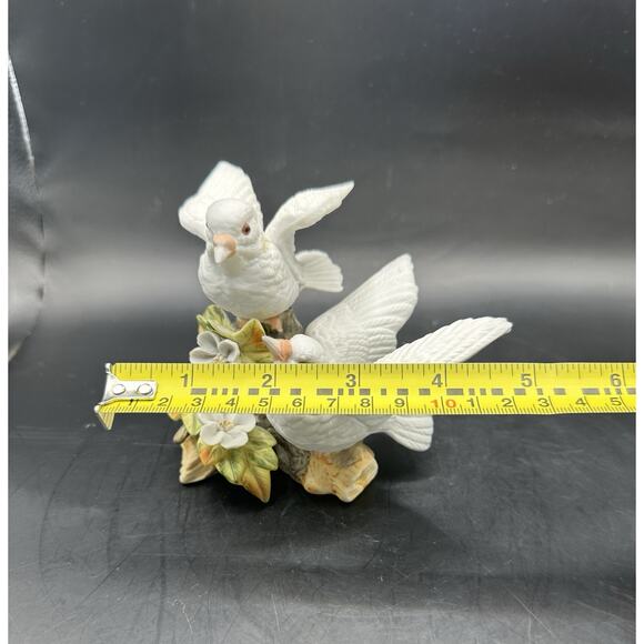Vintage Pair of Porcelain White Doves With White Flowers Figurine Sculpture MINT - Picture 7 of 9